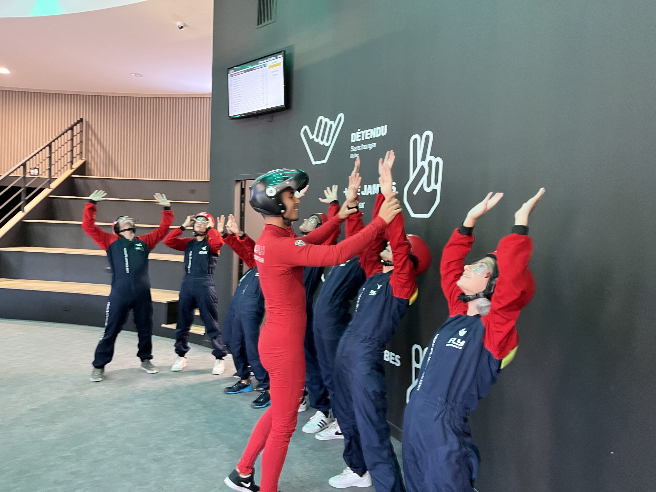 Moniteur accompagnant un participant chez iFLY Aix-Marseille