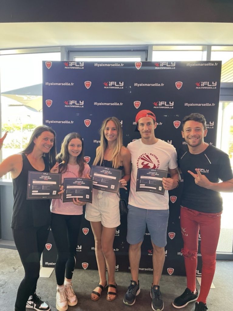 photo souvenir avec diplôme et moniteur ifly